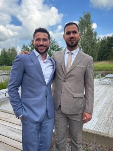 Kollegorna Yasin Haj-Abdo och Andrei Balsianu arbetar tillsammans på AKG:s Växjökontor.
