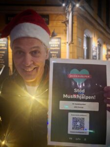 Medarbetare från AKG Sverige med Musikhjälpen 2025-skylt under insamlingen i Karlstad.