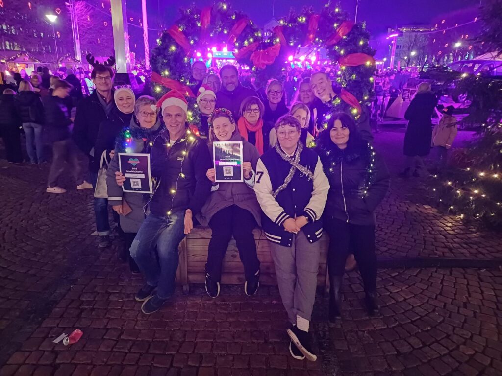 Gruppbild från AKG Sveriges deltagande i Musikhjälpen 2025 framför glasburen i Karlstad.