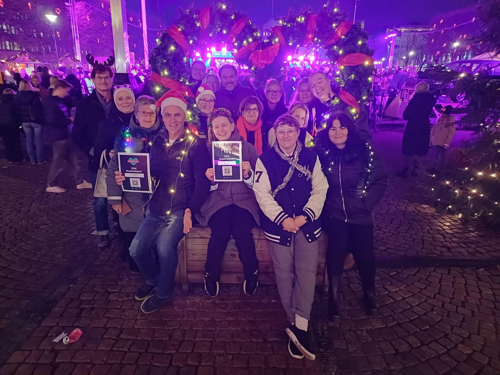 Gruppbild från AKG Sveriges deltagande i Musikhjälpen 2025 framför glasburen i Karlstad.