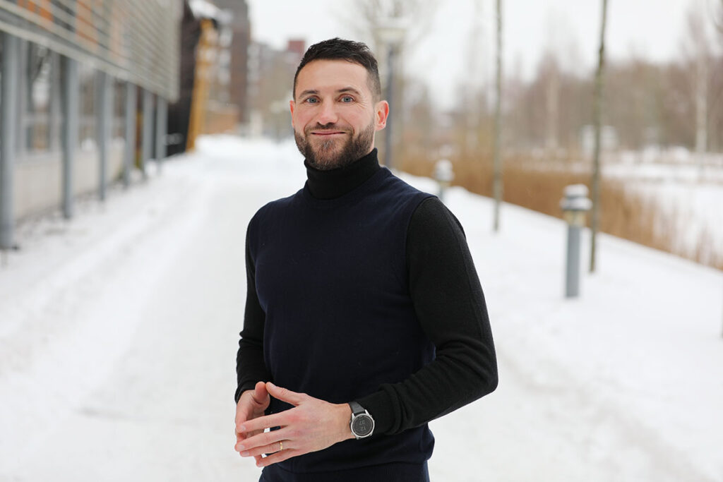 På Växjökontoret möter Andrei deltagare och kollegor i det dagliga arbetet på AKG