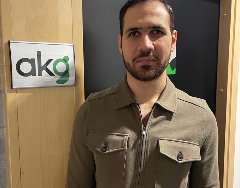 porträtt på personen framför AKG skylt.