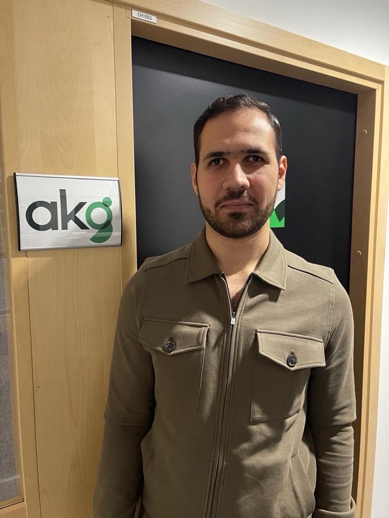 porträtt på personen framför AKG skylt.